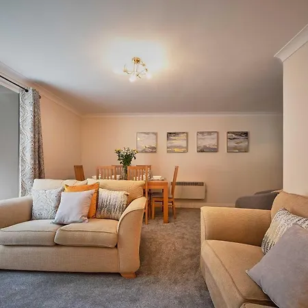 11 March Court Apartman